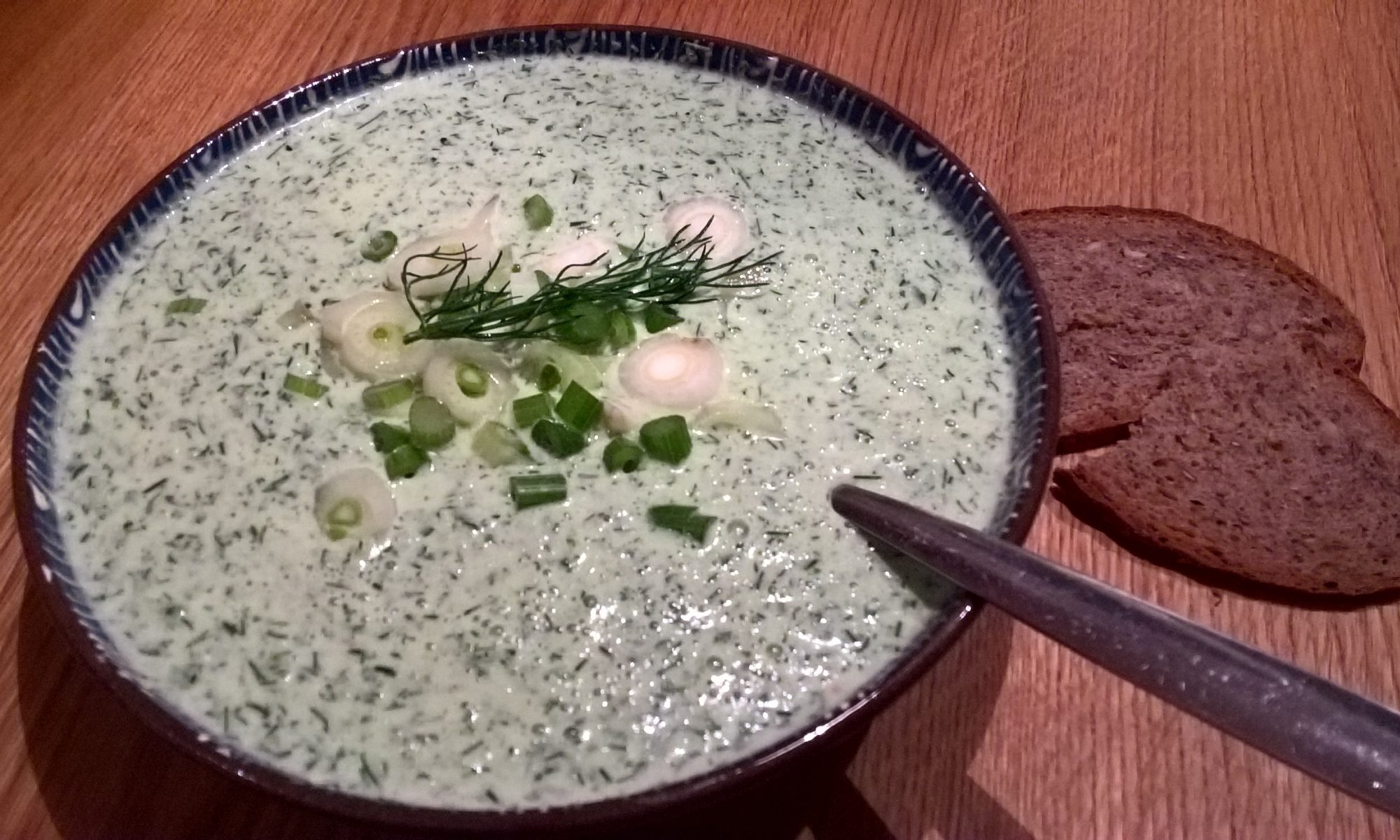 Kalte grüne Joghurtsuppe