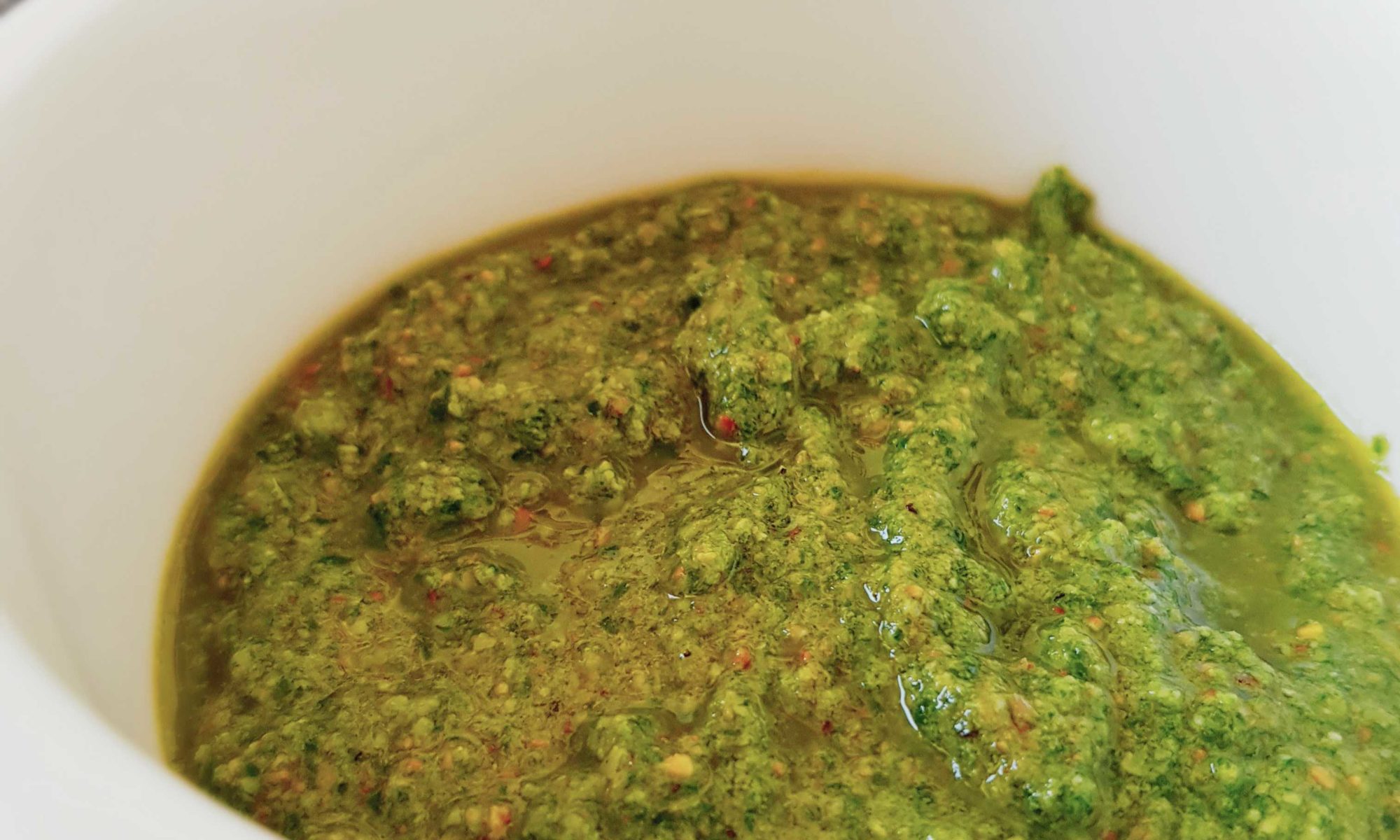 Pesto und Suppe aus Radieschenblättern
