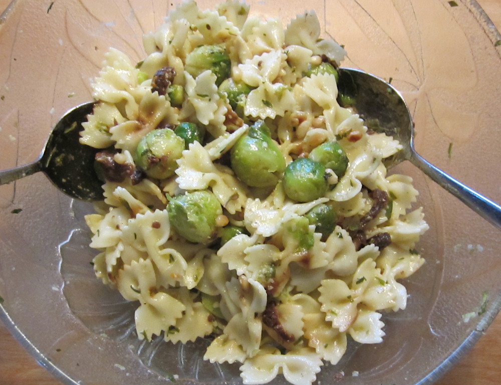 Rosenkohl-Nudel-Salat