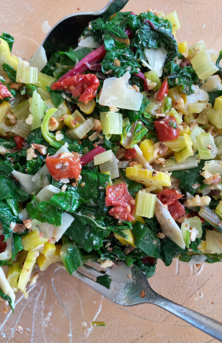 Mangoldsalat mit getrockneten Tomaten